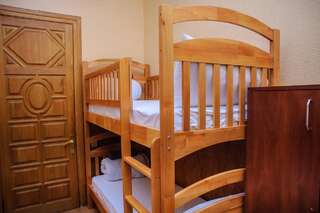Хостелы Golden Globus Hostel Киев Кровать в стандартном четырехместном номере-1