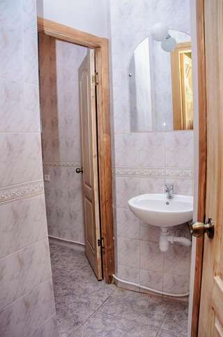 Хостелы Golden Globus Hostel Киев Кровать в четырехместном номере «Премиум»-1