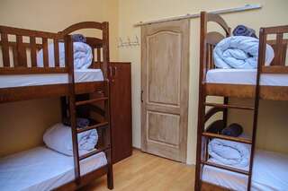 Хостелы Golden Globus Hostel Киев Кровать в общем 6-местном номере для женщин-2