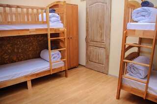 Хостелы Golden Globus Hostel Киев Спальное место на двухъярусной кровати в общем номере для мужчин-3